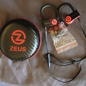 Zeus Powerbeats Wireless Earphones - Black and Red